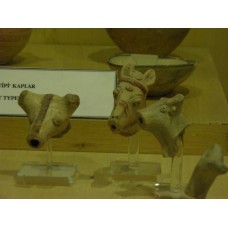 Figurines, animal head, three-pointed